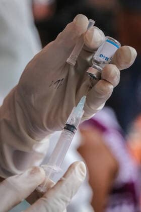 Sri Lanka: Vaccination program An anti Covid-19 vaccination programme conducted by the Sri Lanka Army health officials in Colombo where Sinopharm vaccine is administered to civilians. Colombo Sri Lanka Copyright: SamanxAbesiriwardana