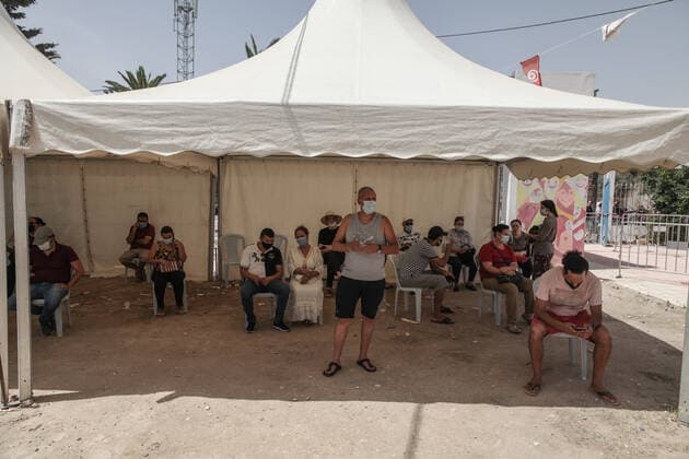 News Bilder des Tages National COVID-19 Vaccination Campaign In Tunisia Tunisians wait for their turn to receive a dose of the AstraZeneca COVID-19 vaccine in the vaccination centre in the city of Ariana, near the capital Tunis, Tunisia, on August 8, 2021, as part of the national mass vaccination open days ordered by the Tunisian President Kais Saied for the benefit of all Tunisian citizens over 40 years old, as Tunisia struggles to stop the rapid spread of Coronavirus pandemic. Tunis TUNIS Tunisia benibrahim-national210808_npMCc  Copyright: xChedlyxBenxIbrahimx