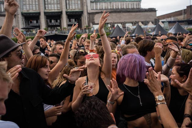 Illustration picture shows a test event with dance music that takes place at Arena 5, on the Belgium square in Brussels, opposite the Atomium at Brussels Expo, Sunday 08 August 2021. 5,000 people who have obtained a ticket and can present a Covid Safe Ticket or COVID certificate can go crazy to the music of Mooglie, Kevin De Vries, Agents of Time and Tale of Us. The event is organized by Labyrinth Large, Kompass Klub, and Hangar, in preparation for the official re-opening of events on August 13. Hangar, Labyrinth Large and Kompass Klub have built a temporary stage on the Belgiëplein where a series of events and concerts will take place until the end of September, all organized in accordance with sanitary regulations.  JULIETTExBRUYNSEELS 3059986