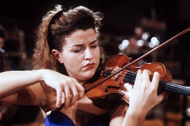 ANNE-SOPHIE MUTTER Anne-Sophie Mutter, deutsche Violinistin und berühmte Geigen-Virtuosin, an der Geige, 1992. Anne-Sophie Mutter, German violinist and famous violin virtuoso, 1992., Deutschland Copyright: kpa UnitedArchives55032233 EDITORIAL USE ONLY