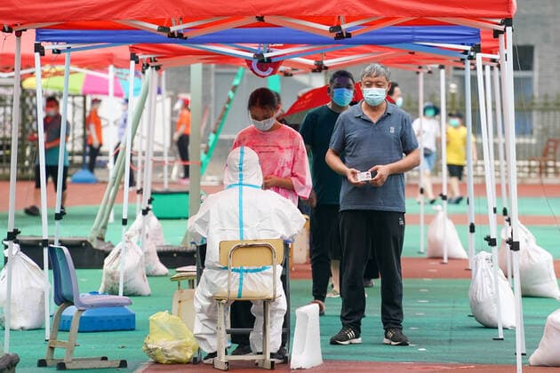 (210809) -- BEIJING, Aug. 9, 2021 -- Residents register for COVID-19 nucleic acid tests at a testing site in Guangling District of Yangzhou, east China s Jiangsu Province, Aug. 9, 2021. TO GO WITH XINHUA HEADLINES OF AUG. 9, 2021 ) CHINA-COVID-19-RESURGENCE-CONTROL (CN) LixBo 