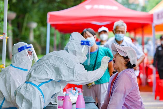 (210809) -- YANGZHOU, Aug. 9, 2021 -- A medical worker takes a swab sample from a woman at a COVID-19 nucleic acid testing site in Jiangdu District of Yangzhou, east China s Jiangsu Province, Aug. 9, 2021. The city of Yangzhou has launched its fifth round of COVID-19 mass testing on Monday. (Photo by Xinhua) CHINA-JIANGSU-YANGZHOU-COVID-19-TESTS (CN) YuxXing 