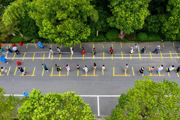 (210809) -- YANGZHOU, Aug. 9, 2021 -- In this aerial photo, residents queue up for COVID-19 nucleic acid tests at a testing site in Jiangdu District of Yangzhou, east China s Jiangsu Province, Aug. 9, 2021. The city of Yangzhou has launched its fifth round of COVID-19 mass testing on Monday. (Photo by Xinhua) CHINA-JIANGSU-YANGZHOU-COVID-19-TESTS (CN) YuxXing 