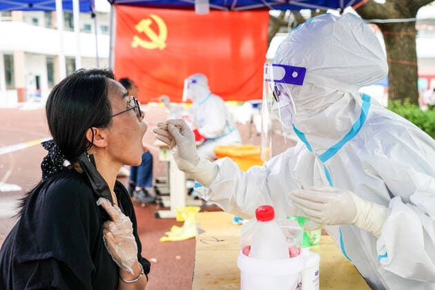 (210809) -- YANGZHOU, Aug. 9, 2021 -- A medical worker takes a swab sample from a woman at a COVID-19 nucleic acid testing site in Guangling District of Yangzhou, east China s Jiangsu Province, Aug. 9, 2021. The city of Yangzhou has launched its fifth round of COVID-19 mass testing on Monday. ) CHINA-JIANGSU-YANGZHOU-COVID-19-TESTS (CN) LixBo 