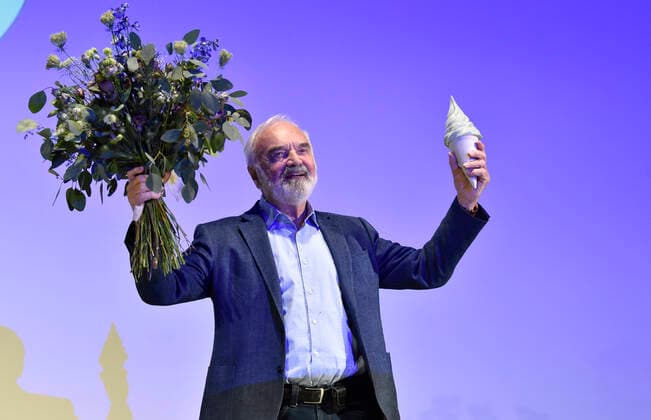 Entertainment Bilder des Tages Czech actor and playwright, who will present his films at the LFS Zdenek Sverak receives award of Association of Czech Film Clubs at the ongoing Summer Film School (LFS) in Uherske Hradiste, Czech Republic, August 9, 2021. (CTKxPhoto DaliborxGluck) CTKPhotoP2021080906114  dg011