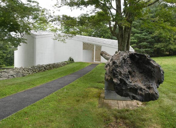 Architektur von Philip Johnson July 30, 2021, New Canaan, Connecticut, USA: The Sculpture Gallery (1990) at Philip JohnsonÃ¢â‚¬â ¢s Glass House (1949) in New Canaan, Connecticut, is shown Friday July 30, 2021. The glass and painted steel house measures 1728 sq. ft. NOTE: PHOTOS FOR EDITORIAL USE ONLY, NO COMMERCIAL USE PERMITTED New Canaan USA - ZUMAh154 20210730_znp_h154_017 Copyright: xMarkxHertzbergx