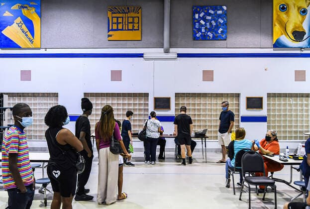 August 9, 2021, Longwood, Florida, United States: People wait in a line to register at a COVID-19 vaccine clinic at Lyman High School in Longwood on the day before classes begin for the 2021-22 school year. .Seminole County Public Schools have implemented a face covering mask mandate for students for 30 days unless a parent chooses to opt out of the requirement. Longwood United States - ZUMAs197 20210809_zaa_s197_201 Copyright: xPaulxHennessyx