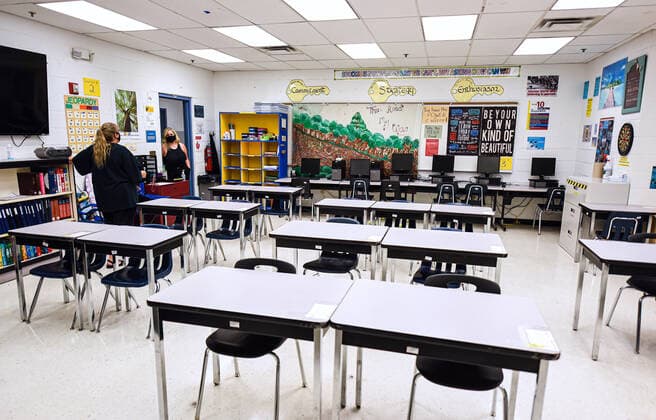 August 9, 2021, Longwood, Florida, United States: Teacher Darlene Huntley (left) speaks with Andrea Wontor in her classroom at Lyman High School in Longwood on the day before classes begin for the 2021-22 school year. Seminole County Florida Public Schools have implemented a face covering mask mandate for students for 30 days unless a parent chooses to opt out of the requirement. Longwood United States - ZUMAs197 20210809_zaa_s197_202 Copyright: xPaulxHennessyx