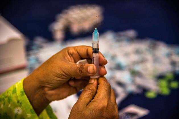 August 10, 2021, Barishal, Barishal, Bangladesh: A health worker prepares a jab of Astrazeneca Covid-19 coronavirus vaccine in an Injection during a 2nd Dose Astrazeneca vaccination camp at Barishal city in Bangladesh. Barishal Bangladesh - ZUMAr337 20210810_zip_r337_017 Copyright: xMustasinurxRahmanxAlvix