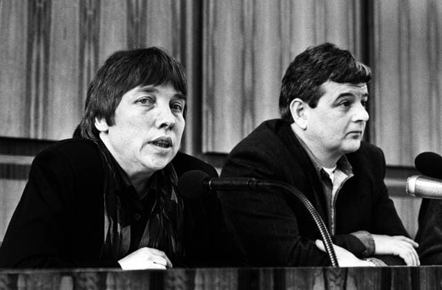 Deutschland, Bonn 04.12.1990. Archiv-Nr.: 23-60-22 Pressekonferenz von Die Gruenen Bei der Bundestagswahl 1990 scheiterte die Gruene Partei an der Fuenf-Prozent-Huerde. Foto: Antje Vollmer und Joschka Fischer Pressekonferenz von Die Gruenen *** Germany, Bonn 04 12 1990 Archive Nr 23 60 22 Press conference of The Greens In the 1990 federal election, the Green Party failed to pass the five percent hurdle Photo Antje Vollmer and Joschka Fischer Press conference of The Greens