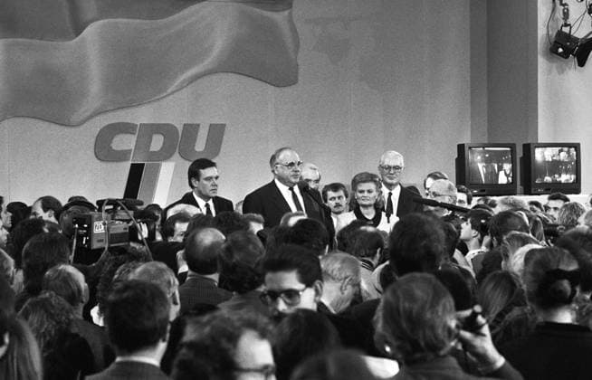 Deutschland, Bonn 02.12.1990. Archiv-Nr.: 23-45-06 Bundestagswahl Foto: Bundeskanzler Helmut Kohl nach der gewonnenen Wahl im Konrad-Adenauer-Haus Bundestagswahl *** Germany, Bonn 02 12 1990 archive no 23 45 06 Bundestag election photo Federal Chancellor Helmut Kohl after winning the election in the Konrad Adenauer House Bundestag election