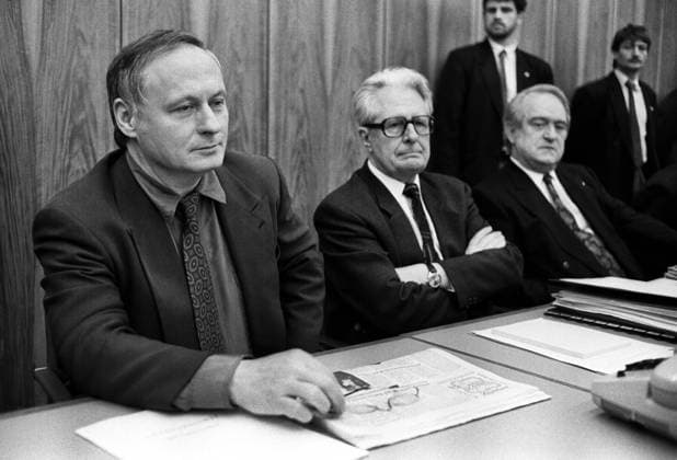 Deutschland, Bonn 03.12.1990. Archiv-Nr.: 23-58-26a SPD-Parteiratssitzung Foto: Oskar Lafontaine, Hans-Jochen Vogel und Johannes Rau SPD-Parteiratssitzung *** Germany, Bonn 03 12 1990 Archive No 23 58 26a SPD party council meeting Photo Oskar Lafontaine, Hans Jochen Vogel and Johannes Rau SPD party council meeting