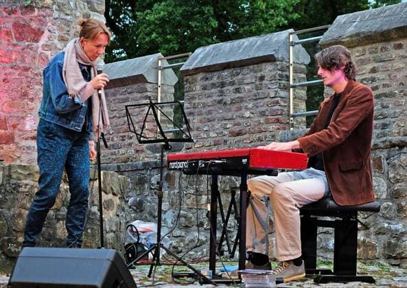 Castle concert Tamara Lukasheva and Lucas Leidinger Aachen, 08 08 2021 Jazz concert by Tamara Lukasheva vocals and Lucas Leidinger piano in the courtyard of Frankenberg Castle Due to the Corona distance rules only a limited number of listeners could be admitted Aachen Burg Frankenberg NRW Germany