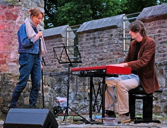Castle concert Tamara Lukasheva and Lucas Leidinger Aachen, 08 08 2021 Jazz concert by Tamara Lukasheva vocals and Lucas Leidinger piano in the courtyard of Frankenberg Castle Due to the Corona distance rules only a limited number of listeners could be admitted Aachen Burg Frankenberg NRW Germany