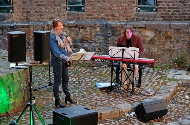 Tamara Lukasheva and Lucas Leidinger Aachen, 08 08 2021 Jazz concert by Tamara Lukasheva vocals and Lucas Leidinger piano in the courtyard of Burg Frankenberg Aachen Burg Frankenberg NRW Germany