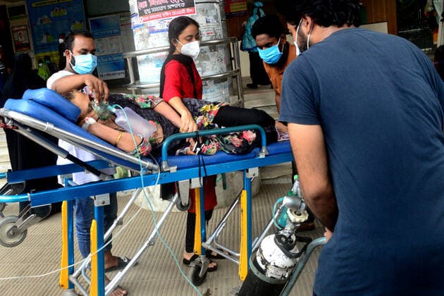 Coronavirus Emergency In Dhaka Relative transports a Covid-19 patient at Dhaka Medical Collage and Hospital for admission to get treatment during the coronavirus pandemic in Dhaka, Bangladesh, on August 10, 2021. Dhaka Bangladesh rashid-notitle210810_npbGy  Copyright: xSTRx