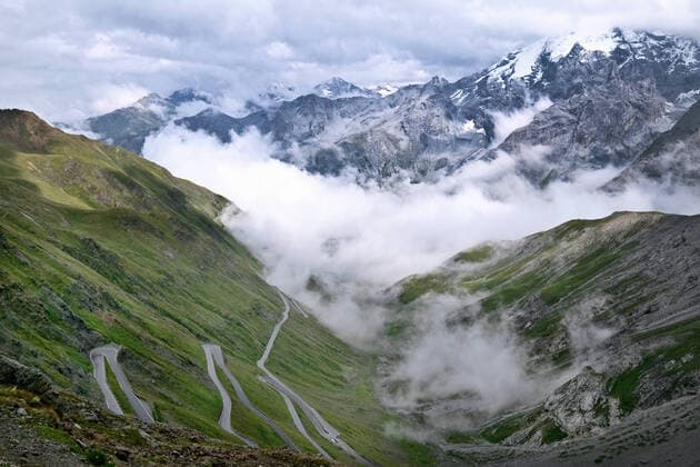 Gebirgspass Stilfser Joch, Passo dello Stelvio. Der Passo dello Stelvio verbindet Prad im Vinschgau Südtirol mit Bormio im Veltlin Lombardei. *** Passo dello Stelvio The Passo dello Stelvio connects Prad in the Vinschgau region of South Tyrol with Bormio in the Veltlin region of Lombardy.