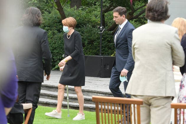 3 Jazz concert with Thomas Quasthoff Elke Büdenbender came to the concert with crutch Frank Walter Steinmeier, SPD, Federal President Speech at a jazz concert with Thomas Quasthoff Friends in the SchlossGarten Bellevue in Berlin on 10 08 2021 Photopress Mueller