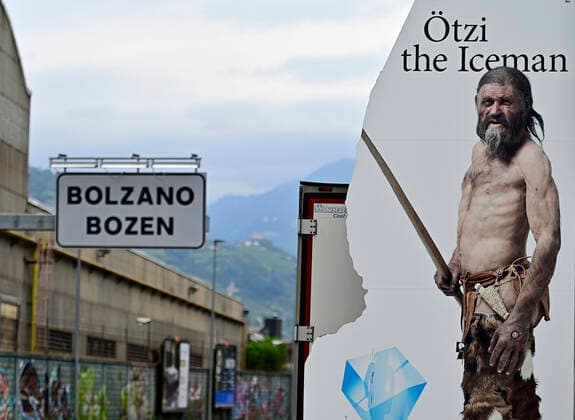 Ötzi,der Mann aus dem Eis,ein Plakat in der Stadt Bozen in Südtirol,weist auf die Dauerausstellung im Südtiroler Archäologiemuseum hin.Die Mumie wurde 1991 auf dem Schnalstaler Gletscher entdeckt,der Fund entpuppte sich als Sensation und erlangte ca.5300 Jahre später zu Weltruhm,fotografiert am 04.08.2021. Â *** Ötzi, the Iceman, a poster in the city of Bolzano in South Tyrol, refers to the permanent exhibition in the South Tyrolean Museum of Archaeology The mummy was discovered in 1991 on the Schnalstaler glacier, the discovery turned out to be a sensation and became world famous about 5300 years later, photographed on 04 08 2021 Â
