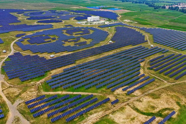 IMAGO Nature: Unsere Erde, Energiequellen, Photovoltaik (210811) -- DATONG, Aug. 11, 2021 -- Aerial photo taken on Aug. 3, 2021 shows a photovoltaic power station in Tujing Village, Yunzhou District of Datong City, north China s Shanxi Province. The photovoltaic power station, built upon 1,851 mu (123.4 hectares) of saline-alkaline land, generates over 80 million KWH of power per year. ) CHINA-SHANXI-DATONG-PHOTOVOLTAIC POWER STATION (CN) CaoxYang 