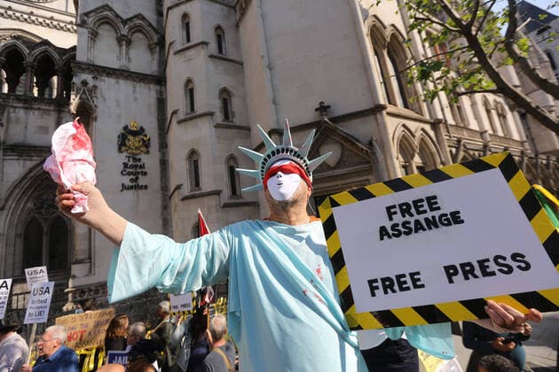 Bilder des Jahres 2021, News 08 August News Themen der Woche KW32 News Bilder des Tages August 11, 2021, London, England, United Kingdom: Julian Assange supporters gathered outside the Royal Courts of Justice, London, as the US appeal for extradition begins. A legal challenge by the US over a judgeÃ¢â‚¬â ¢s decision not to extradite the WikiLeaks founder is to be heard in a preliminary hearing. London United Kingdom - ZUMAs262 20210811_zip_s262_024 Copyright: xTayfunxSalcix