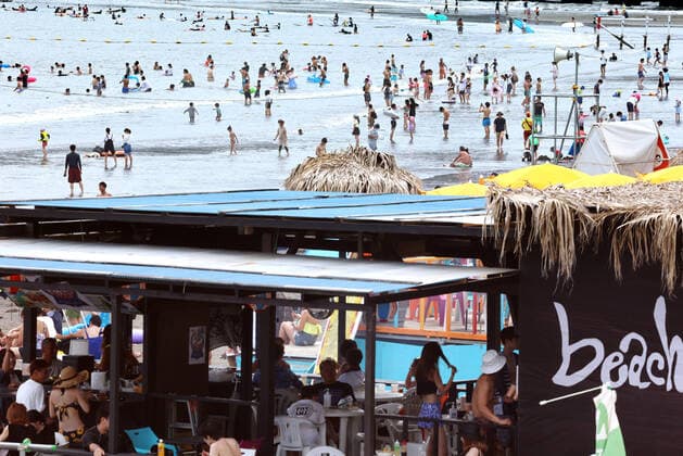 August 11, 2021, Fujisawa, Japan - Katase Enoshima beach is crowded with bathers amid outbreak of the new coronavirus in Fujisawa, suburban Tokyo on Wednesday, August 11, 2021.  (166936600)