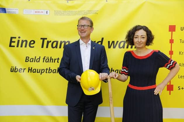 News Bilder des Tages Dr. Rolf Erfurt, Vorstand Betrieb BVG, Ramona Pop, Aufsichtsratsvorsitzende der BVG und Senatorin für Wirtschaft, Energie und Betriebe, Deutschland, Berlin, Tramhafte Aussichten für Moabit, Nach über 50 Jahren werden ab 2023 wieder Straßenbahnen durch Moabit rollen, ersten Spatenstich *** Dr Rolf Erfurt, Member of the Board of Management of BVG, Ramona Pop, Chairwoman of the Supervisory Board of BVG and Senator for Economic Affairs, Energy and Operations, Germany, Berlin, Tram-like prospects for Moabit, After more than 50 years, trams will be rolling through Moabit again from 2023, ground-breaking ceremony