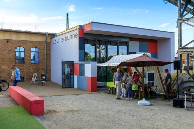 Bunte Bühne Lübbenau am Gleis 3 DEU Brandenburg Lübbenau Â Bunte Bühne Lübbenau am Gleis 3: Der Kulturhof ist seit seiner Gründung 1995 ein Treffpunkt für Freunde populärer und unpopulärer Kunst und Kultur. Er gab 2001 mit seinem Umzug in die Güterbahnhofstraße den Startschuss für das Kulturzentrum Lübbenau. Das Spektrum der zahlreichen Veranstaltungen reicht von Musik in fast all ihren Spielarten über Malerei und Tanz. Die Bunte Bühne Lübbenau ist eine Kleinkunstbühne für die Bürger und Gäste der Stadt. Für Live-Konzerte ist der Kulturhof die erste Adresse in Lübbenau, an der regionale, nationale sowie internationale Künstler auftreten. Neben dem wöchentlichen Veranstaltungsbetrieb dienen Räumlichkeiten in d