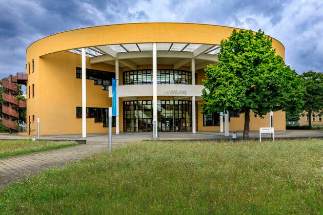 Senftenberg: Konrad Zuse-Medienzentrum DEU Brandenburg Senftenberg Â Das Konrad Zuse-Medienzentrum auf dem Campus der neuen Brandenburgischen Technischen Universität (BTU) Cottbus-Senftenberg in Senftenberg. Zum Wintersemester 2013 fusionierte die ehemalige FH Lausitz in Senftenberg mit der BTU Cottbus, mit zusammen etwa 10 000 Studenten. Die einstige FHL entstand 1991 auf dem Fundament einer ehemaligen Ingenieurschule. Studiengaenge wie Computational Mechanics, medizinische Technik, Physiotherapie und Industriekultur aber auch in den Life Sciences und Biotechnologie erfreuen sich bei Studierenden in Senftenberg zunehmender Beliebtheit. ( *** Senftenberg Konrad Zuse Media Center DEU Brandenburg Senftenberg Â The Konrad Zuse Media C