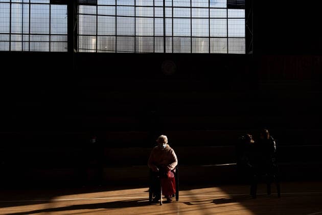 News Bilder des Tages August 11, 2021, Pucon, Araucania, Chile: An adult woman waits after receiving a dose of the Astrazeneca vaccine at the municipal gym in PucoÂ³n, in southern Chile. Today in Chile the vaccination of adults over 86 years of age began with the third dose. This third dose is for those who have previously received the two doses of Sinovac, and this third time is inoculated with a dose of Astrazeneca. Pucon Chile - ZUMAb332 20210811_zip_b332_015 Copyright: xMatiasxBasualdox
