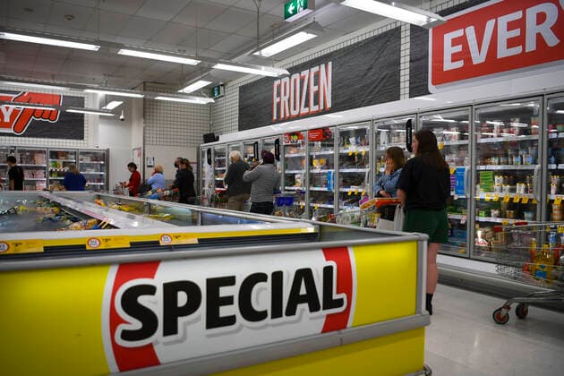 CANBERRA PANIC BUYING, Customers stand in long lines at a check out counter at a Coles supermarket in the Woden area in Canberra, Thursday, August 12, 2021. The ACT is going into a 7 day lockdown after the discovery of the first local COVID-19 case in over a year. ( NO ARCHIVING, EDITORIAL USE ONLY, NO USE IN BOOKS WITHOUT CONSENT CANBERRA ACT AUSTRALIA  Copyright: xLUKASxCOCHx 20210812001566358038