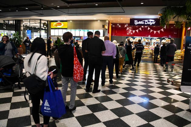 CANBERRA PANIC BUYING, Customers stand in long lines at a check out counter at a bakery in the Woden area in Canberra, Thursday, August 12, 2021. The ACT is going into a 7 day lockdown after the discovery of the first local COVID-19 case in over a year. ( NO ARCHIVING, EDITORIAL USE ONLY, NO USE IN BOOKS WITHOUT CONSENT CANBERRA ACT AUSTRALIA  Copyright: xLUKASxCOCHx 20210812001566358107