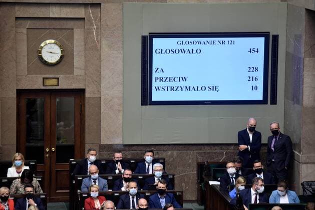 Bilder des Jahres 2021, News 08 August News Themen der Woche KW32 News Bilder des Tages 11.08.2021 WARSZAWA POLISH PARLIAMENT LEX TVN POLISH PARLIAMENT PASSES CONTROVERSIAL MEDIA BILL. NEW LAW FORCES US COMPANY DISCOVERY TO SELL TVN, POLISH INDPENDENT TV BROADCASTER. N Z WYNIK LEX TVN W SPRAWIE TVN TBLICA GLOSY FOT DAMIAN BURZYKOWSKI NEWSPIX.PL --- Newspix.pl  DB110821_513