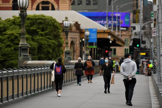 VICTORIA CORONAVIRUS COVID19, A person is seen wearing a face mask in Melbourne, Thursday, August 12, 2021. Melbourne s lockdown will be extended by a week after Victoria recorded 20 new locally acquired coronavirus cases, five of which are under investigation. ( NO ARCHIVING, EDITORIAL USE ONLY, NO USE IN BOOKS WITHOUT CONSENT MELBOURNE VIC AUSTRALIA  Copyright: xJAMESxROSSx 20210812001566374905