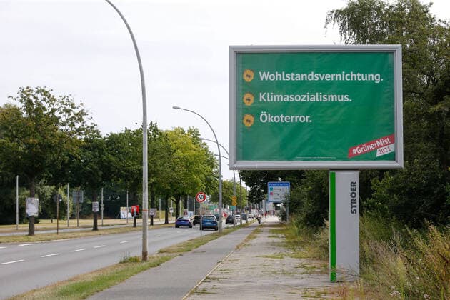 Bilder des Jahres 2021, News 08 August News Themen der Woche KW32 12.08.2021, xtgx, Politik, Werbung zur Bundestagswahl in Wolfsburg, Kampagne gegen die Gruenen. An zahlreichen Standorten in Wolfsburg haengen Plakate der Kampagne Gruener Mist. Das AfD-nahe Unternehmen Conervare Communication GmbH verbreitet auf diesen Plakaten abwertende Slogans ueber die Gruenen. Wolfsburg *** 12 08 2021, xtgx, politics, advertising for the Bundestag elections in Wolfsburg, campaign against the Greens At numerous locations in Wolfsburg are posters of the campaign Gruener Mist The AfD close company Conervare Communication GmbH spreads on these posters derogatory slogans about the Greens Wolfsburg