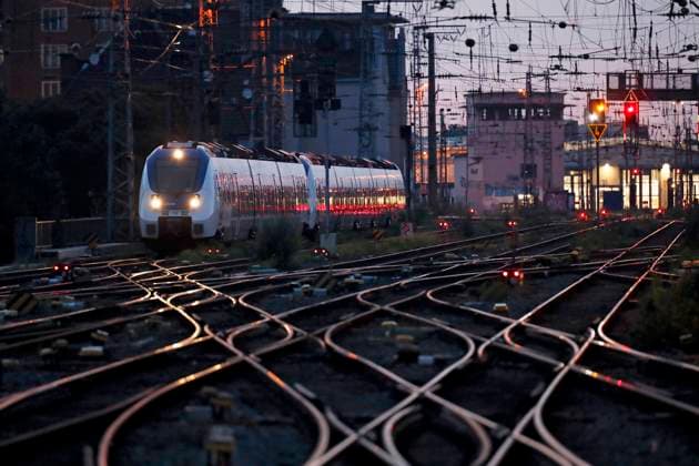 Durch den Streik der Lokführergewerkschaft GDL kommt es zu Zugausfällen und Verspätungen für viele Reisende und Fahrgäste im Fernverkehr und Nahverkehr. Im Bild Züge und Gleise am Kölner HBF. (Themenbild, Symbolbild) Köln, 11.08.2021 *** Due to the strike of the train drivers union GDL there are train cancellations and delays for many travellers and passengers in the long-distance and local traffic In the picture trains and tracks at the Cologne main station Topic picture, symbol picture Cologne, 11 08 2021 Foto:xC.xHardtx xFuturexImage