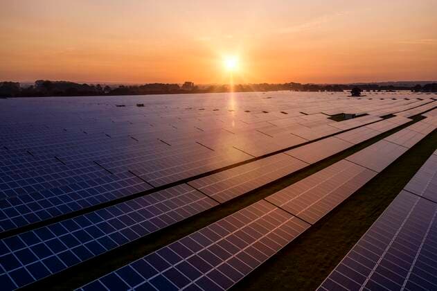 IMAGO Nature: Unsere Erde, Energiequellen, Photovoltaik Aerial looking over a modern solar farm at sunrise in the English countryside 4050_rf_01_fi_img_0532