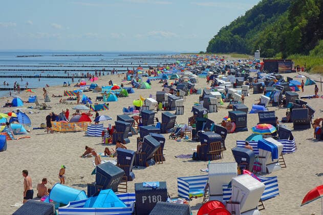 High Elfi brings also on Usedom Saharahitze the holiday-makers it is quite full Strande, full parking lots, full promenade, as if there were no Corona seaside resort Koserow 12 08 2021 Corona