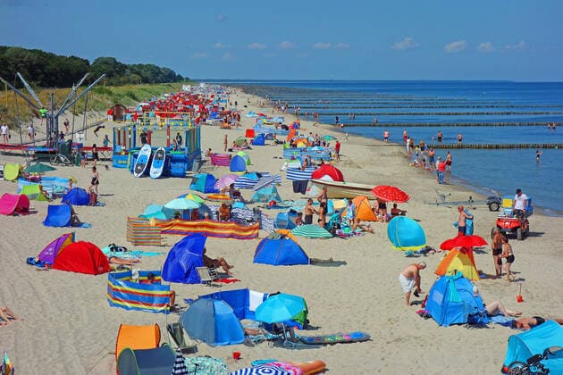 High Elfi brings also on Usedom Saharahitze the holiday-makers it is quite full Strande, full parking lots, full promenade, as if there were no Corona seaside resort Koserow 12 08 2021 Corona