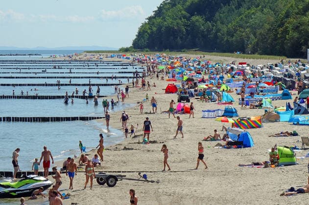 High Elfi brings also on Usedom Saharahitze the holiday-makers it is quite full Strande, full parking lots, full promenade, as if there were no Corona seaside resort Koserow 12 08 2021 Corona