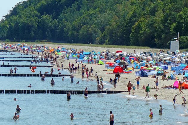 High Elfi brings also on Usedom Saharahitze the holiday-makers it is quite full Strande, full parking lots, full promenade, as if there were no Corona seaside resort Koserow 12 08 2021 Corona