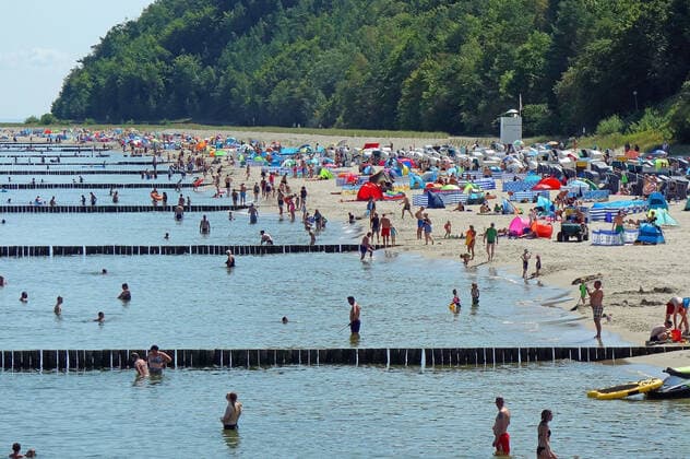 High Elfi brings also on Usedom Saharahitze the holiday-makers it is quite full Strande, full parking lots, full promenade, as if there were no Corona seaside resort Koserow 12 08 2021 Corona
