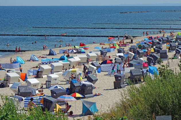 High Elfi brings also on Usedom Saharahitze the holiday-makers it is quite full Strande, full parking lots, full promenade, as if there were no Corona seaside resort Koserow 12 08 2021 Corona
