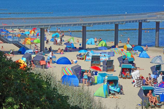 High Elfi brings also on Usedom Saharahitze the holiday-makers it is quite full Strande, full parking lots, full promenade, as if there were no Corona seaside resort Koserow 12 08 2021 Corona