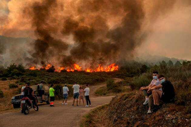 Bilder des Jahres 2021, News 08 August News Themen der Woche KW32 News Bilder des Tages Firefighters work against a forest fire in Rubia, Ourense, Galicia, northern Spain, 12 August 2021. Over 20 hectares have burned on a fire that remains out of control. Forest fire in Rubia, Ourense !ACHTUNG: NUR REDAKTIONELLE NUTZUNG!  Copyright: xBraisxLorenzox GRAF2316 20210812-6ed93f2cf08c5081ecafc1f3865d7ab9a2225e78