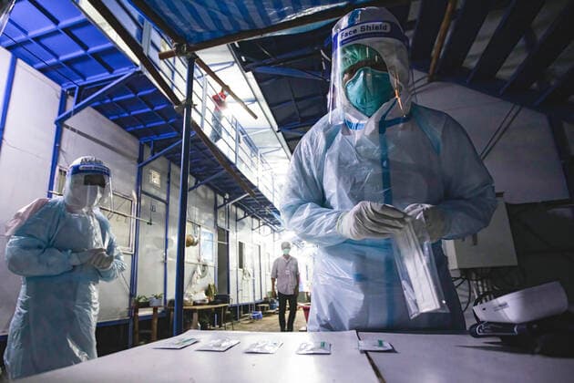 August 12, 2021, Bangkok, Thailand: Zendai volunteers wearing Personal Protective Equipment ( PPE) suits check antigen tests at construction workers camp in Laksi..Covid-19 check-up in construction workers camp in Bangkok. Bangkok Thailand - ZUMAs197 20210812_zaa_s197_053 Copyright: xVaruthxPongsapipattx