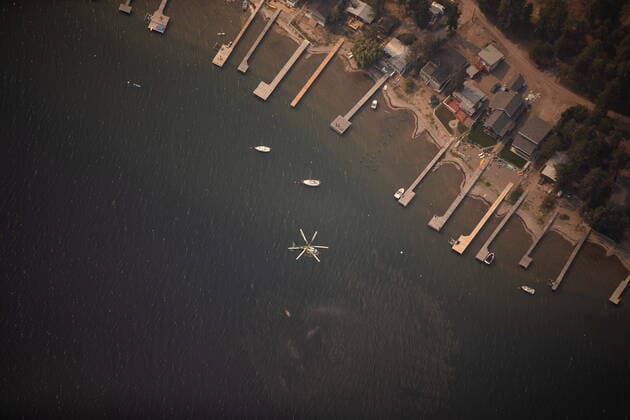 August 12, 2021, VERNON, BC, Canada: A helicopter picks up water from Okanagan Lake while battling the White Rock Lake wildfire burning on the mountains above the community of Fintry, west of Vernon, B.C., on Thursday, August 12, 2021. VERNON Canada  - ZUMAc35_ 20210812_zaf_c35_151 Copyright: xDarrylxDyckx