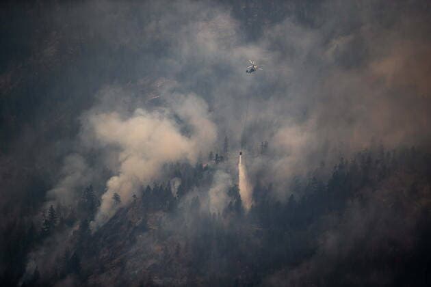 August 12, 2021, VERNON, BC, Canada: A helicopter drops water while battling the White Rock Lake wildfire burning on the mountains above the community of Fintry, west of Vernon, B.C., on Thursday, August 12, 2021. VERNON Canada  - ZUMAc35_ 20210812_zaf_c35_198 Copyright: xDarrylxDyckx