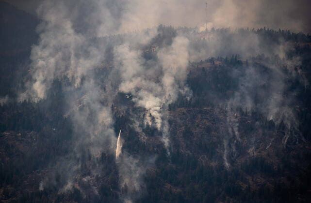 News Bilder des Tages August 12, 2021, VERNON, BC, Canada: A helicopter drops water below a cell phone and communications tower while battling the White Rock Lake wildfire burning on the mountains above the community of Fintry, west of Vernon, B.C., on Thursday, August 12, 2021. VERNON Canada  - ZUMAc35_ 20210812_zaf_c35_199 Copyright: xDarrylxDyckx