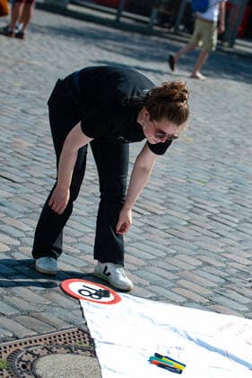 Flensburg, Schleswig Holstein, information stand for the International Youth Day Emilia Fester, politician Bündnis 90 Die Grünen and Bundestag candidate of the GRÜNEN JUGEND in Hamburg looks at the ground banner, photo taken on 12 08 2021, Flensburg, city centre, Südermarkt